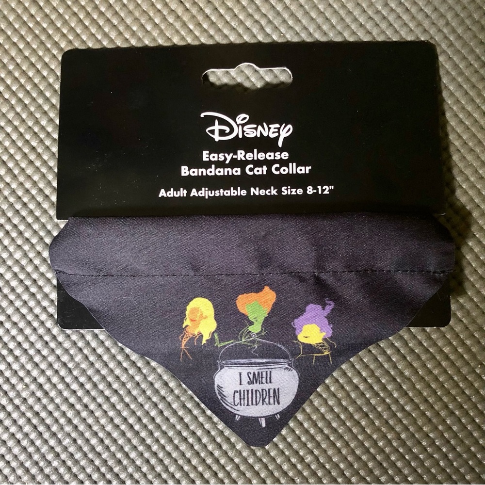 NWT Disney Hocus Pocus I Smell Children Black Easy Release Cat Bandana Collar